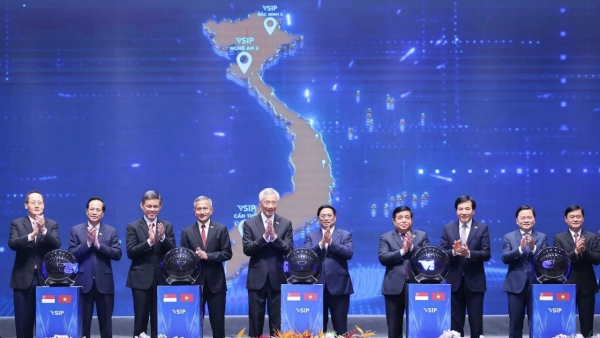 Vietnamese, Singaporean Prime Ministers attend investment promotion conference