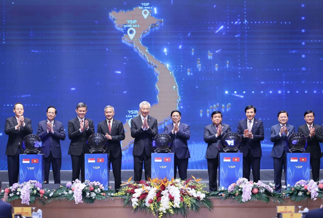 Vietnamese, Singaporean Prime Ministers attend investment promotion conference