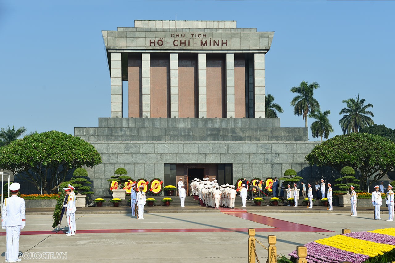 Foreign Minister paid tribute to President Ho Chi Minh on 78th National Day