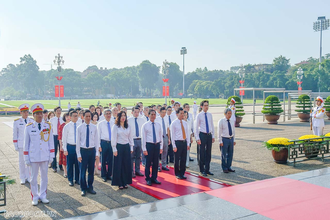Foreign Minister paid tribute to President Ho Chi Minh on 78th National Day
