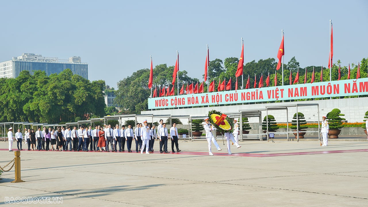 S&aacute;ng nay 31/8, Đo&agrave;n đại biểu Bộ Ngoại giao do Bộ trưởng Ngoại giao B&ugrave;i Thanh Sơn dẫn đầu đ&atilde; đặt hoa v&agrave; v&agrave;o viếng Lăng Chủ tịch Hồ Ch&iacute; Minh nh&acirc;n kỷ niệm 78 năm Ng&agrave;y C&aacute;ch mạng Th&aacute;ng T&aacute;m v&agrave; Quốc kh&aacute;nh 2/9. (Ảnh: Tuấn Anh)
