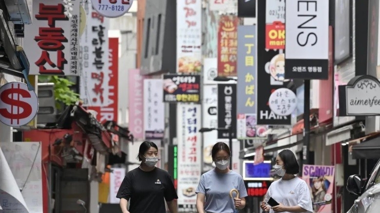 Koreans' income peaks at 45, falls into red at 61