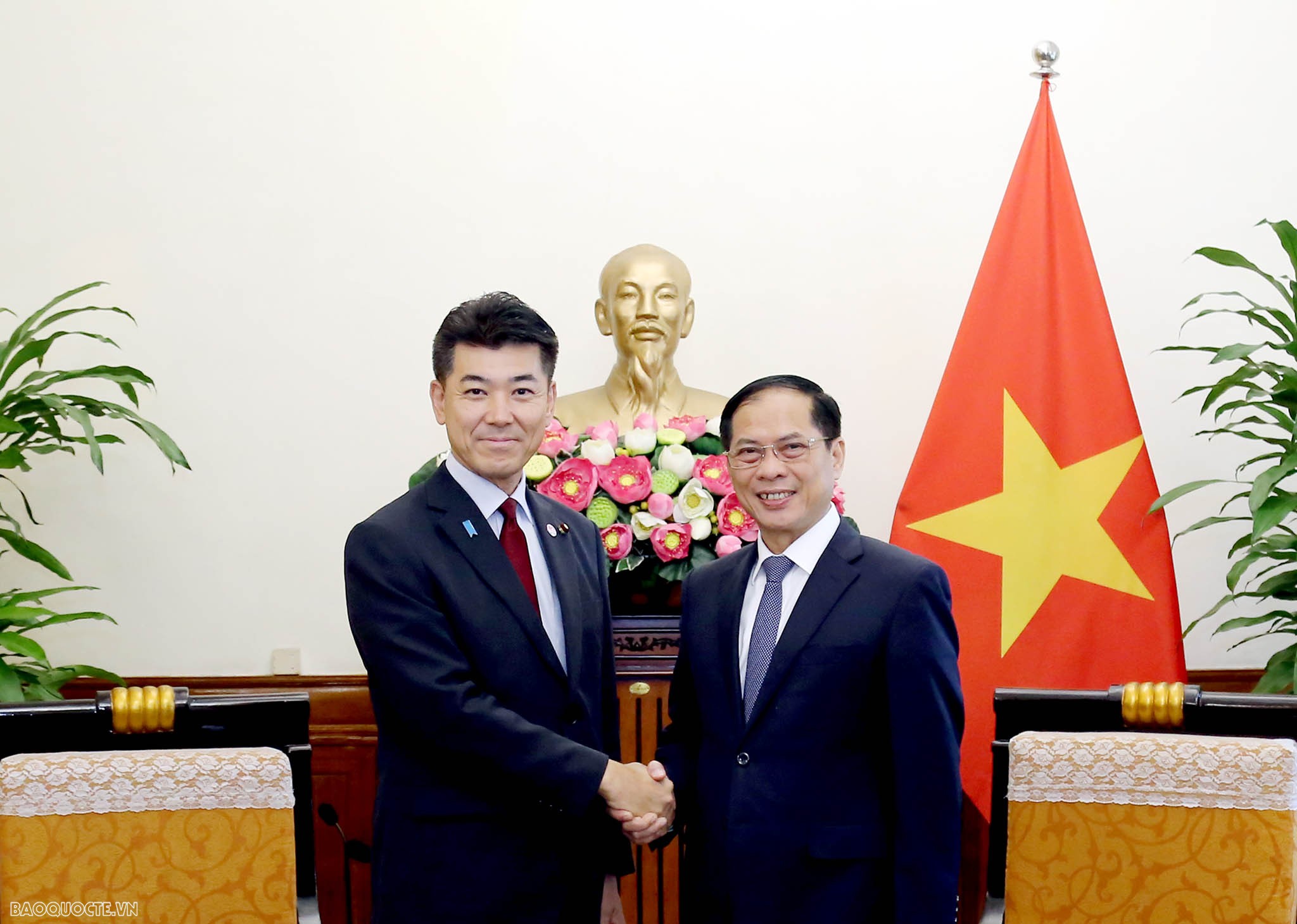 Bộ trưởng Ngoại giao B&ugrave;i Thanh Sơn tiếp &ocirc;ng Izumi Kenta, Chủ tịch Đảng D&acirc;n chủ lập Hiến Nhật Bản