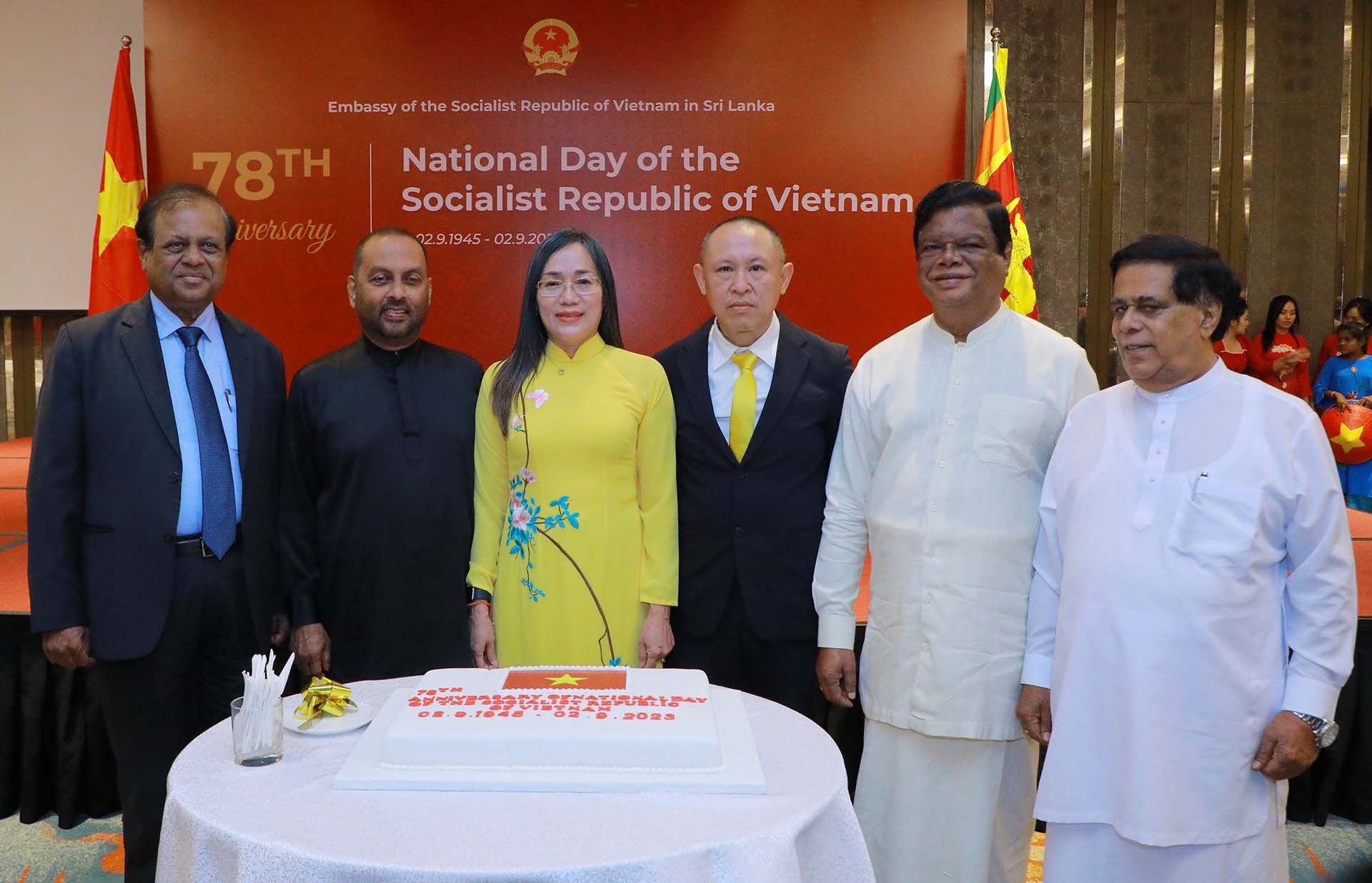 Đại sứ Hồ Thị Thanh Tr&uacute;c c&ugrave;ng c&aacute;c Bộ trưởng thực hiện nghi lễ cắt b&aacute;nh.