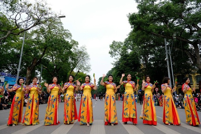 Performance activities at Ha Noi Ao Dai Tourism Festival 2022 (Photo: toquoc.vn)