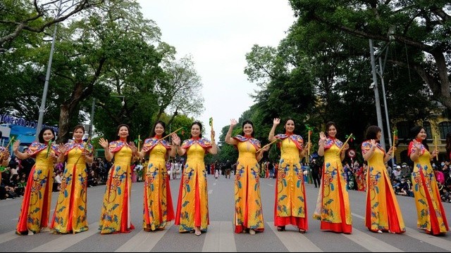 Ao Dai parade on the streets of Ha Noi on the National Day