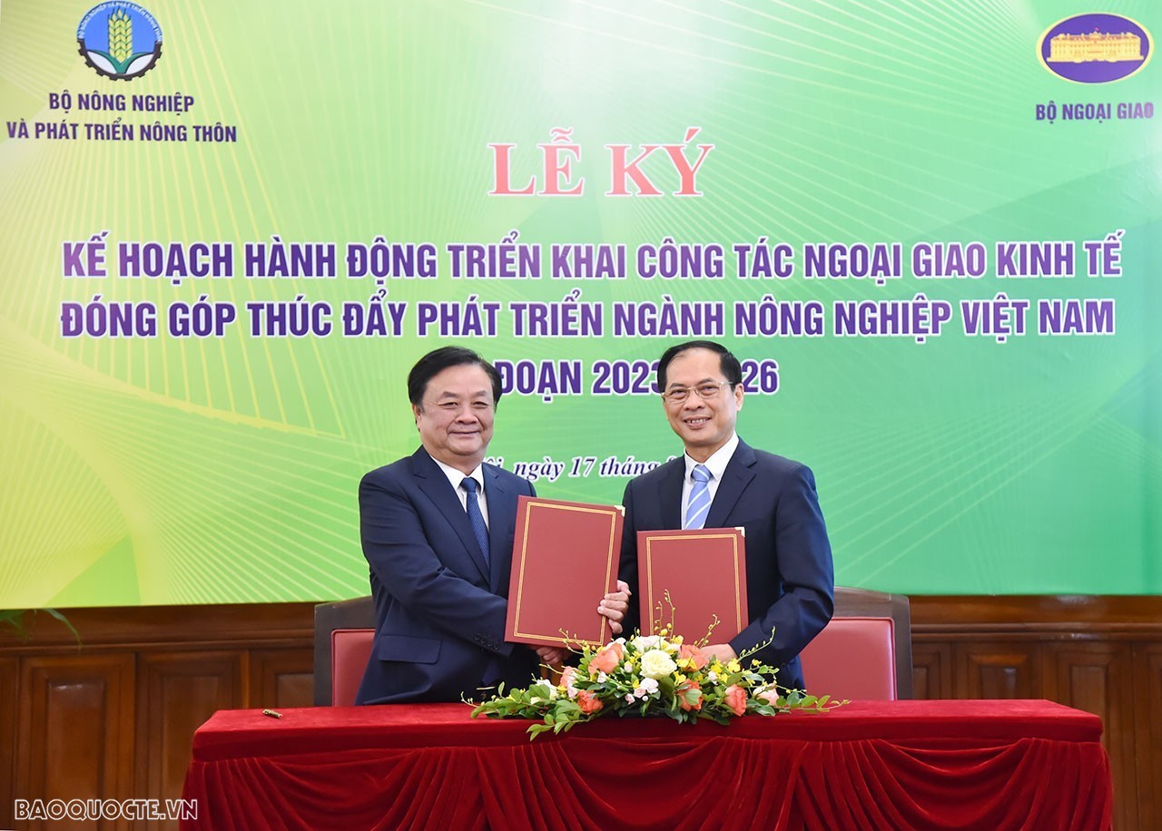 Minister of Foreign Affairs Bui Thanh Son and Minister of Agriculture and Rural Development Le Minh Hoan signed the Action Plan for period 2022 - 2026 on economic diplomacy to assist the development of Vietnamese Agriculture sector (Photo: Tuan Anh)