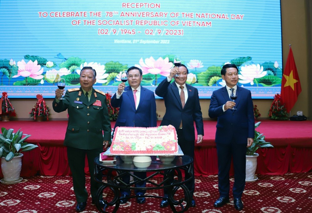 (09.02) Đại sứ Nguyễn Bá Hùng (thứ hai từ phải sang) cùng khách mời nâng ly tại Lễ kỷ niệm Quốc khánh nước CHXHCN Việt Nam tại Lào. (Nguồn: TTXVN)