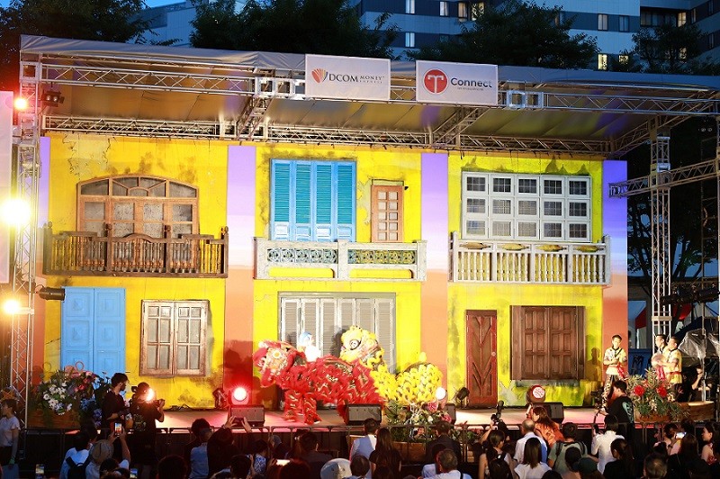 (09.02) Tái hiện khung cảnh múa lân đêm trung thu tại phố cổ Hà Nội. (Nguồn: TTXVN)
