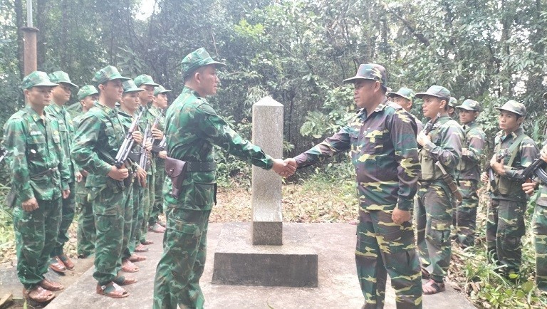 Vietnam and Laos border guards inspect the situation of Marker No. 455. (Photo: NDO)