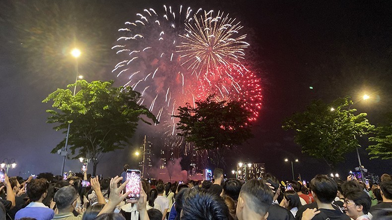 A large number of people watch fireworks performance in the downtown of Ho Chi Minh City. (Photo: MANH LINH)