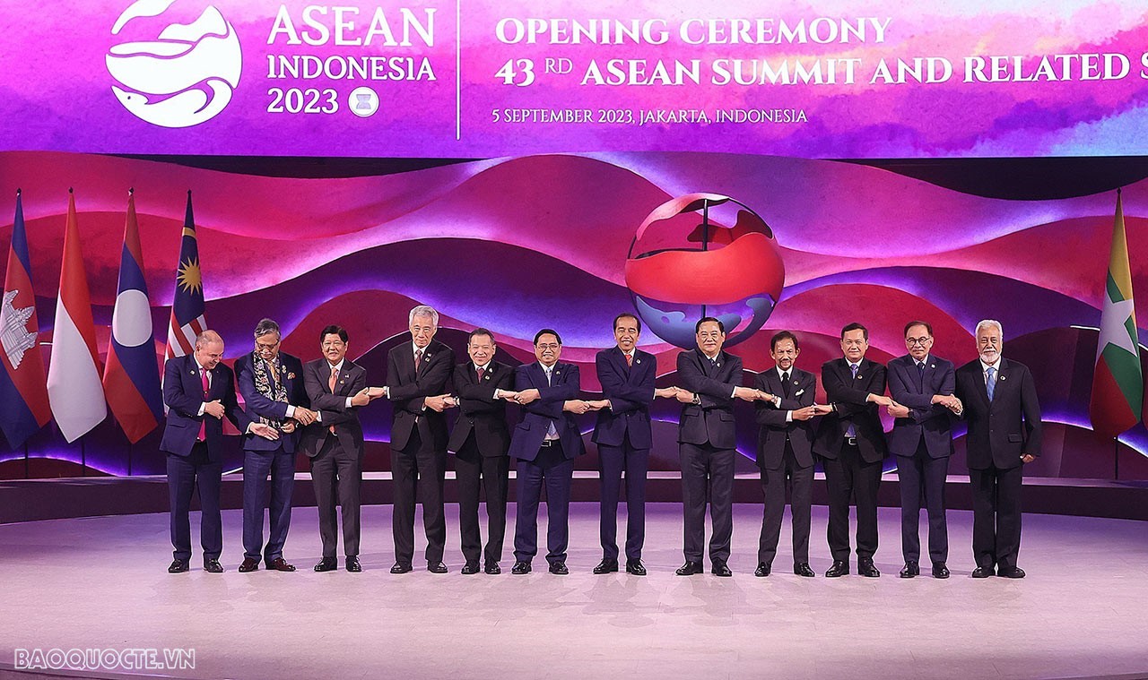 S&aacute;ng 5/9, tại Jakarta, Indonesia, Thủ tướng Phạm Minh Ch&iacute;nh v&agrave; Trưởng đo&agrave;n c&aacute;c nước ASEAN tham dự Lễ khai mạc v&agrave; Phi&ecirc;n to&agrave;n thể Cấp cao ASEAN-43. (Ảnh: Anh Sơn)