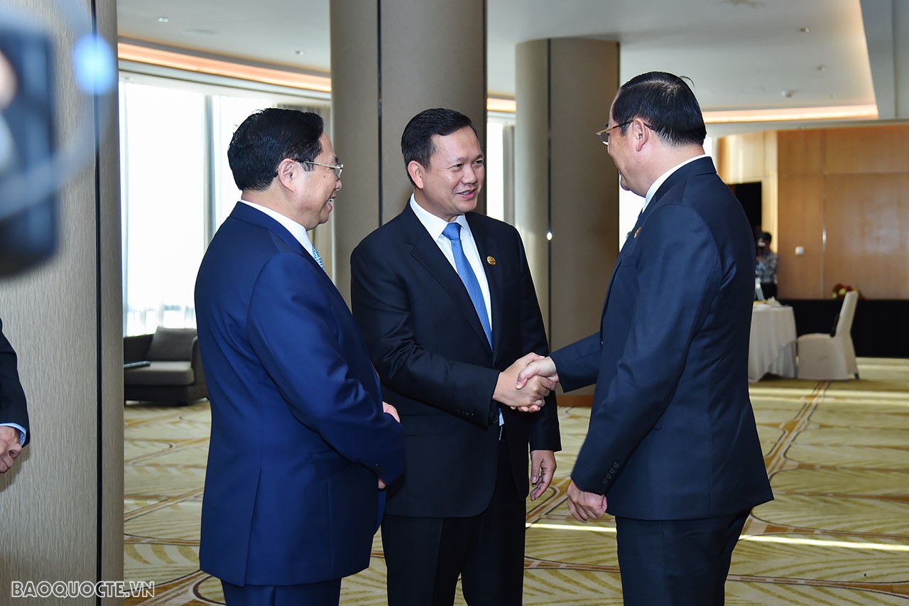 Vietnam, Laos, Cambodia Prime Ministers have a working breakfast in Jakarta