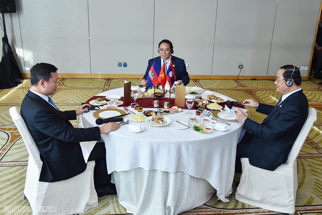 Vietnam, Laos, Cambodia Prime Ministers have a working breakfast in Jakarta