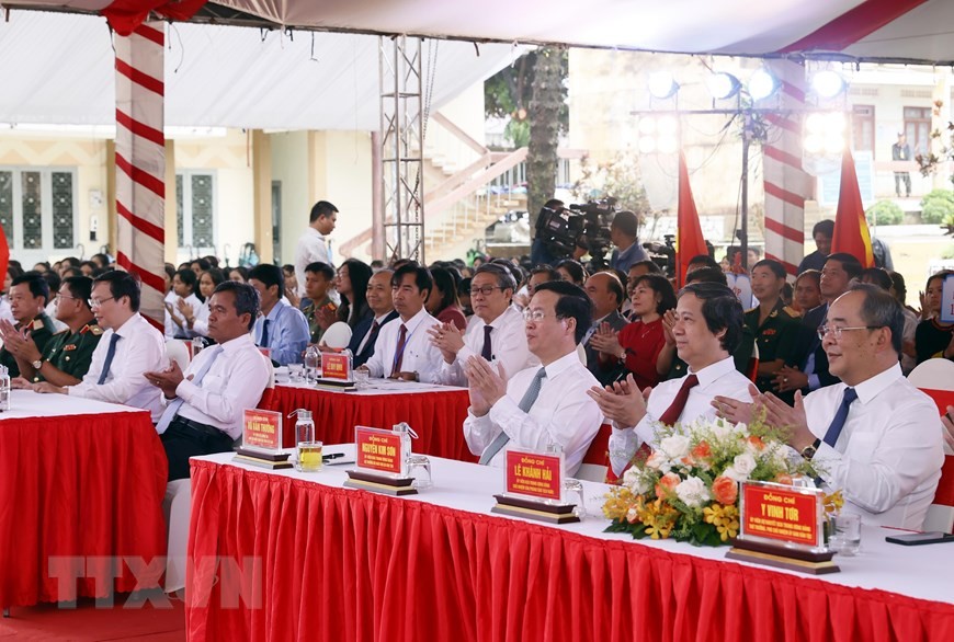 President Vo Van Thuong congratulates educators, students on new school year