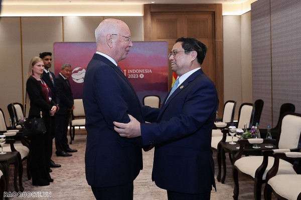 PM Pham Minh Chinh receives WEF Chairman Klaus Schwab in Jakarta