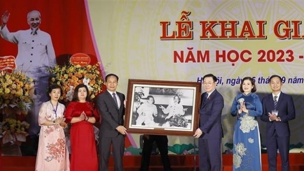 NA Chairman Vuong Dinh Hue joins Vietnamese, Lao students welcoming new school year