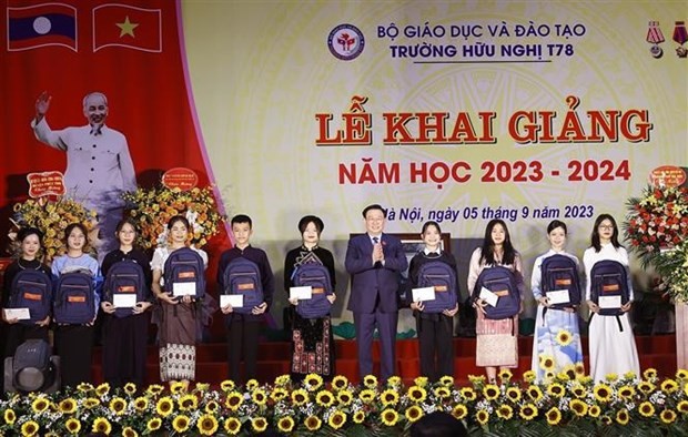 NA Chairman Vuong Dinh Hue joins Vietnamese, Lao students welcoming new school year