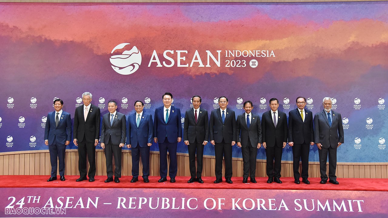 PM Pham Minh Chinh attends Summits between ASEAN and China, RoK and Japan in Jakarta