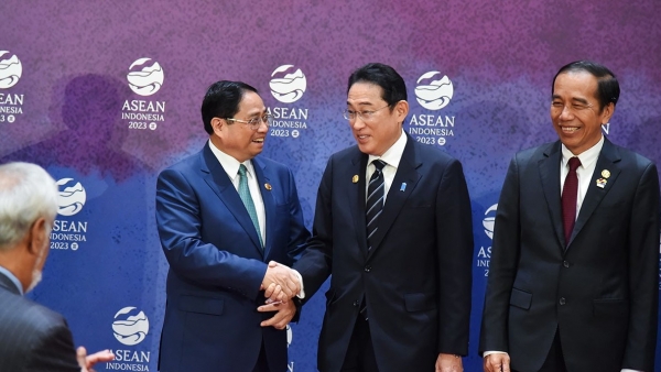 Vietnam, Japan Prime Ministers meet on occasion of 43rd ASEAN Summit