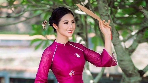 Hoa hậu Ngọc Hân thực hiện bộ ảnh áo dài rực rỡ sắc màu nhân chuyến du lịch cố đô Huế