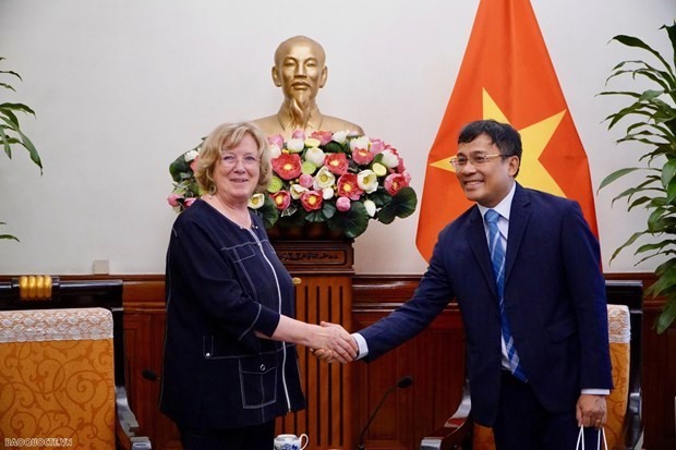 Deputy FM Nguyen Minh Vu receives delegation of French parliamentarians Deputy FM Nguyen Minh Vu receives delegation of French parliamentarians