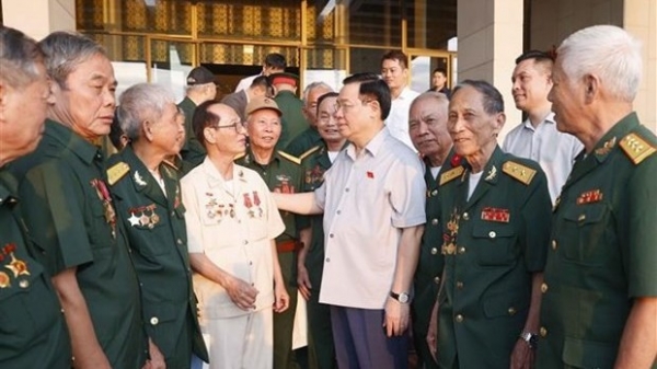 NA Chairman Vuong Dinh Hue meets with ex-revolutionaries from Nghe An