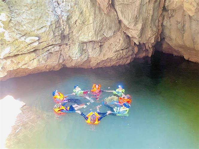 In summer, the water level inside the cave is not significant, allowing local residents to paddle through. (Photo: VNA)