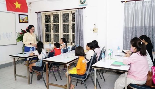 A Vietnamese language class in Laos. (Photo: VNA)