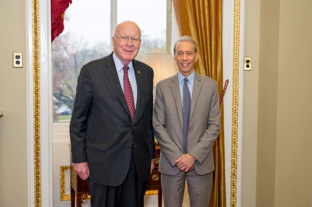 Ông Tim Rieser (bên phải) và Thượng nghị sĩ Hoa Kỳ Patrick Leahy. (Nguồn: Văn phòng Thượng nghị sĩ Patrick Leahy)