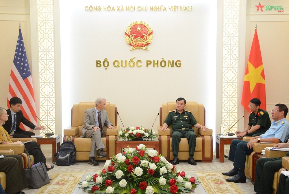Ông Tim Rieser trao đổi với Thứ trưởng Bộ Quốc phòng, Thượng tướng Hoàng Xuân Chiến về thúc đẩy nỗ lực khắc phục hậu quả chiến tranh tháng 8/2022. (Nguồn: Quân đội Nhân dân)