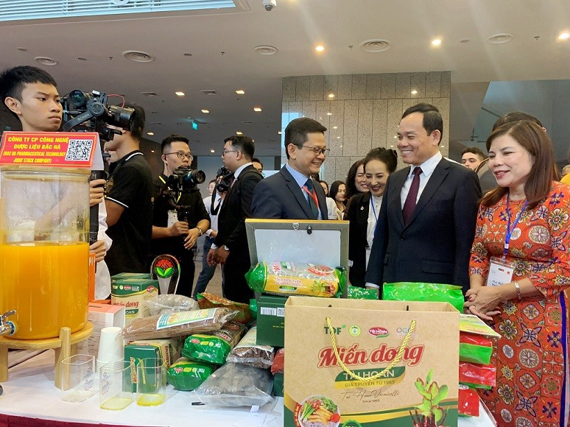Phó Thủ tướng Chính phủ Trần Lưu Quang thăm gian hàng của tỉnh Bắc Kạn.