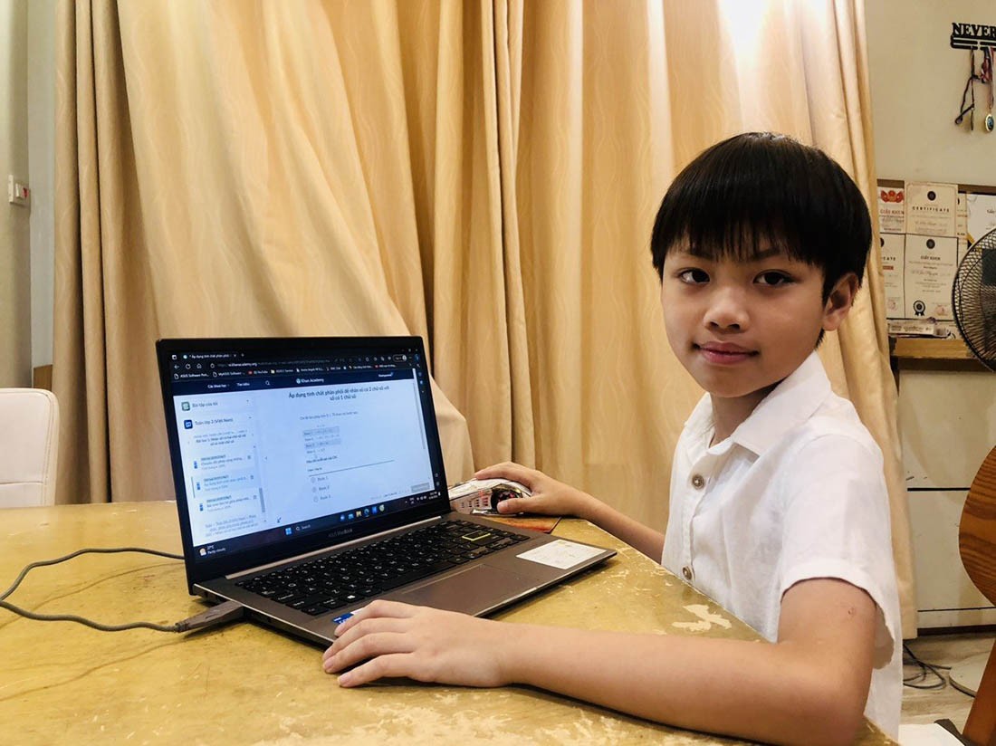 Bạn Vũ Kh&ocirc;i Nguy&ecirc;n - một học sinh tham gia học theo chương tr&igrave;nh của Khan Academy v&agrave; đạt kết quả cao.
