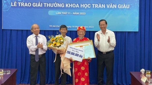 103-year-old researcher Nguyen Dinh Tu wins Tran Van Giau Science Award