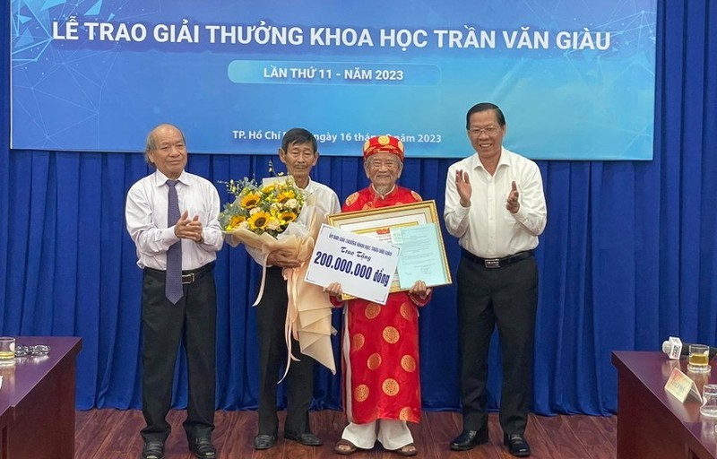 Tran Van Giau Science Award presented to researcher Nguyen Dinh Tu. (Photo: AN HA)