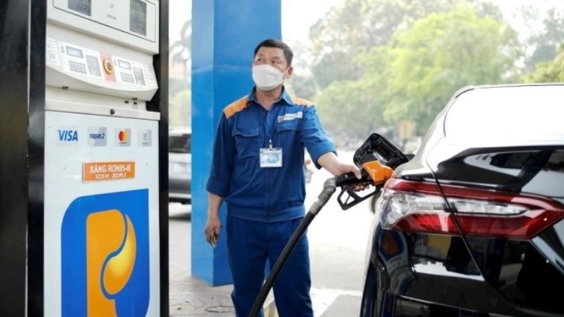 Petrol prices rose over 400 VND per litre in latest adjustment