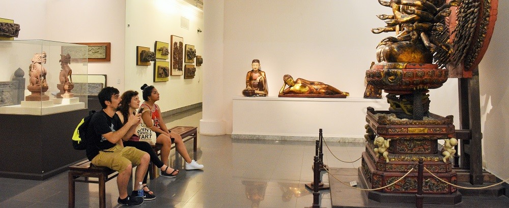 (09.17) Foreign tourists amazed by artifacts displayed in the Vietnam National Fine Arts Museum. (Photo: Vietnam National Fine Arts Museum)