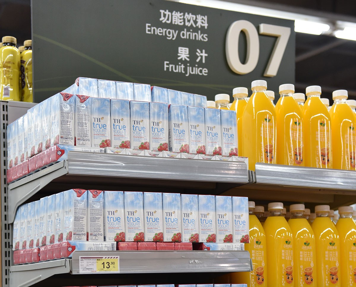 Ly sữa Việt Nam đầu tiên mang thương hiệu TH true MILK được cấp mã số xuất khẩu sang Trung Quốc. (Nguồn: BCT)