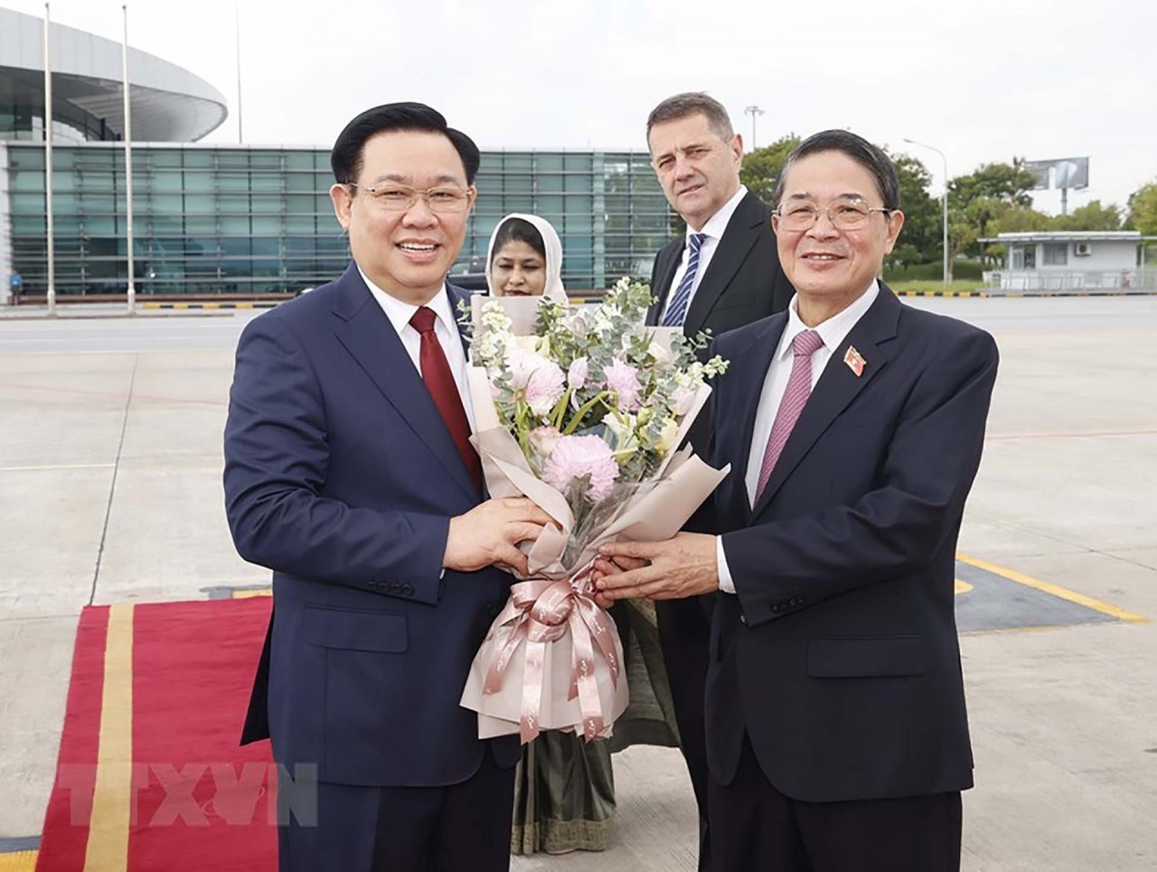 NA Chairman Vuong Dinh Hue left Hanoi, starting official visits to Bangladesh, Bulgaria