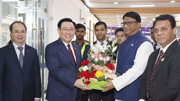 NA Chairman Vuong Dinh Hue arrives in Dhaka, beginning official visit to Bangladesh