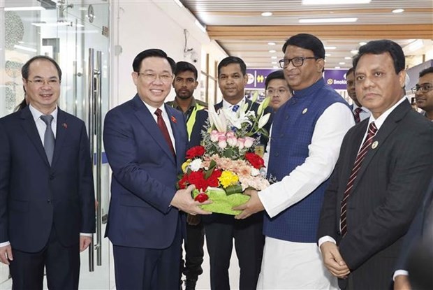 NA Chairman Vuong Dinh Hue arrives in Dhaka, beginning official visit to Bangladesh