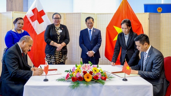 Vietnam, Tonga FMs witnesse siging ofJoint Communiqué on establish diplomatic ties