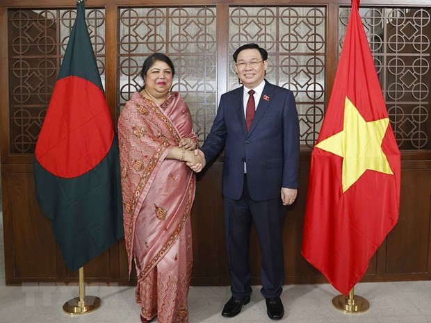 NA Chairman Vuong Dinh Hue, Bangladeshi Speaker Chaudhury hold talks