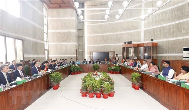 NA Chairman Vuong Dinh Hue, Bangladeshi Speaker Chaudhury hold talks