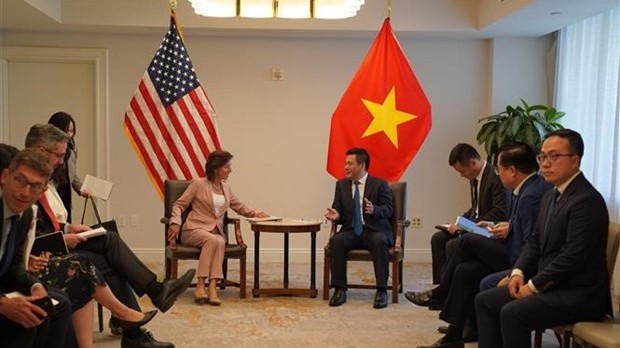 Minister Nguyen Hong Dien, US Secretary of Commerce Gina Raimondo hold working session