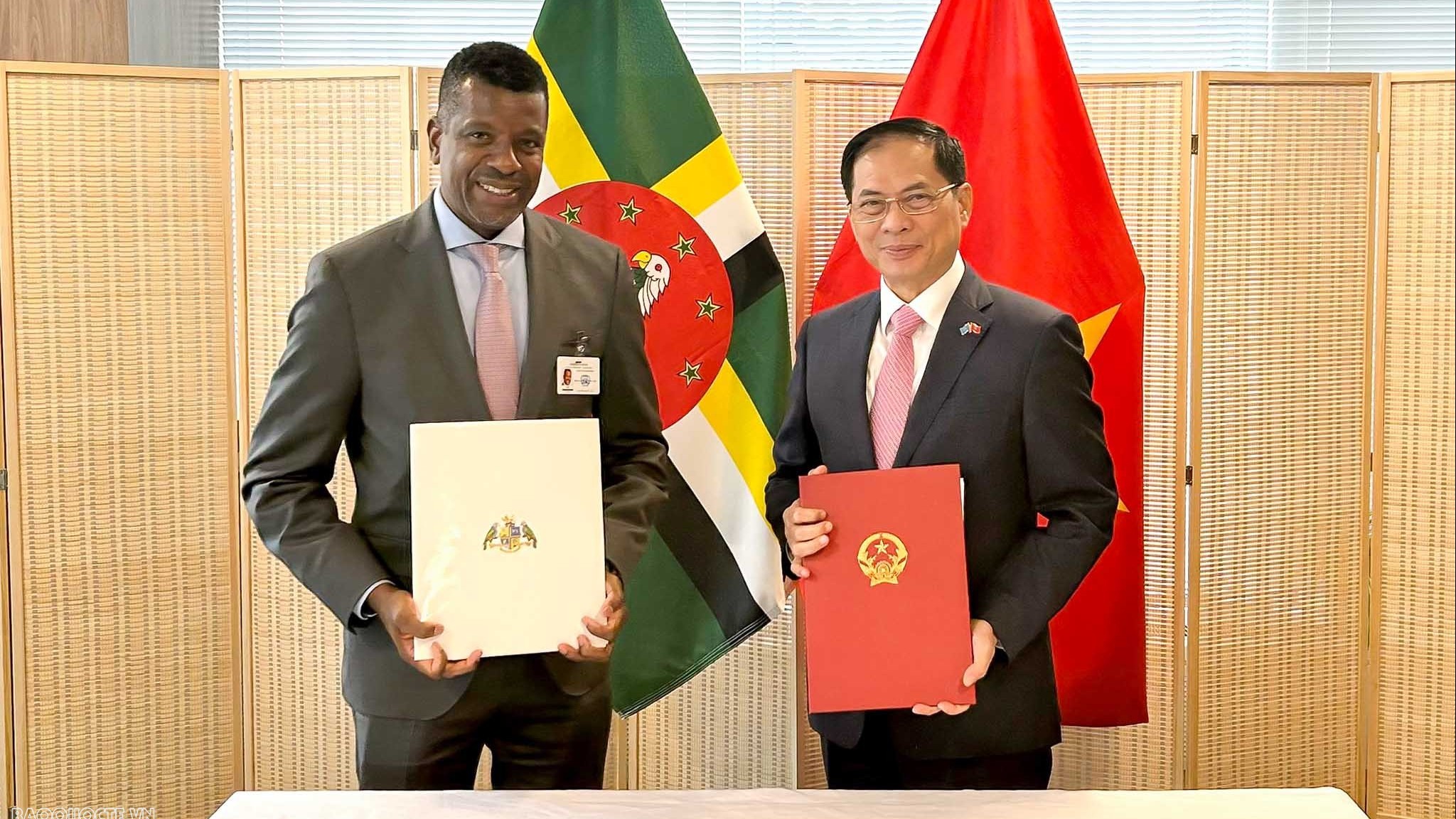 Vietnam, Dominica sign agreement on visa exemption for diplomatic, official passport holders