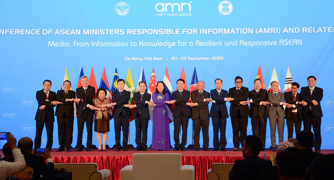 Ph&oacute; Chủ tịch nước V&otilde; Thị &Aacute;nh Xu&acirc;n v&agrave; c&aacute;c Bộ trưởng Th&ocirc;ng tin ASEAN. (Nguồn: TTXVN)