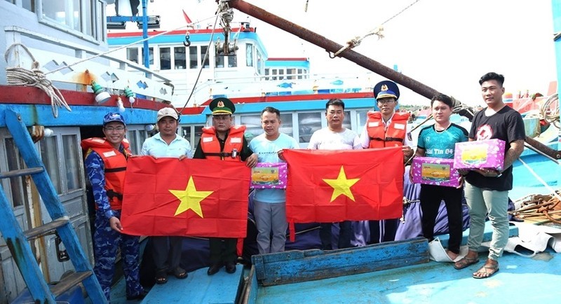 Coast Guard Command present gifts to people in Phu Quy Island District. (Photo: qdnd.vn)