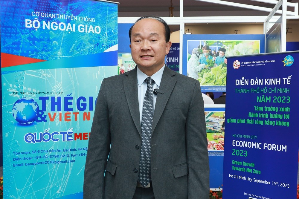 (09.24) Tổng Lãnh sự Singapore tại TP. Hồ Chí Minh Roy Kho chia sẻ về kinh nghiệm phát triển xanh của đất nước Đông Nam Á với TP. Hồ Chí Minh. (Ảnh: Bến Thành)