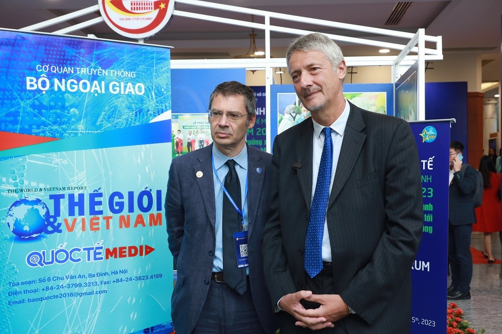 (09.24) Tổng lãnh sự Italy Enrico Padura (phải) và ông Mario Jorizzo, đại diện Cơ quan Quốc gia về Công nghệ mới, Năng lượng và Phát triển Kinh tế Bền vững Italy, chia sẻ về hai cách tiếp cận của Italy trong phát triển bền vững. (Ảnh: Bến Thành)